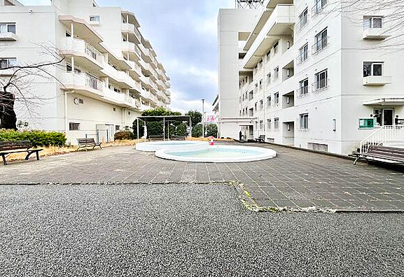 ドルフ青葉台のその他共用部分|敷地内には共用部としてのお庭や小さな水遊びコーナーなどが設けられています。