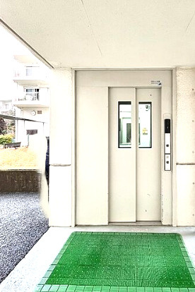 ドルフ青葉台のその他|駐車場からすぐ乗り込めるエレベーターは便利ですね。