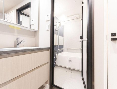 ドルフ青葉台の独立洗面台|三面鏡、シャワー水栓付きの独立洗面台からお風呂を見た写真です。