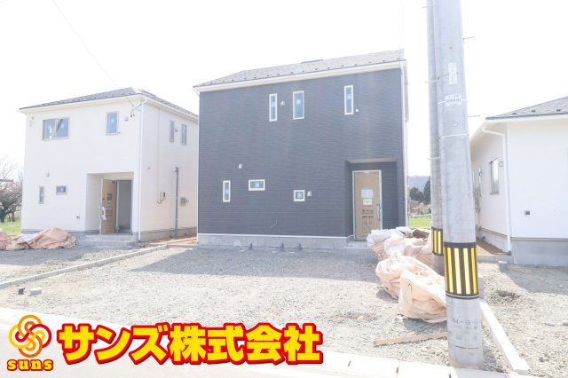 大玉村玉井字馬場　　　３号棟　　　玉井小学校、大玉中学区の外観|北西側から見た駐車場を含む外観