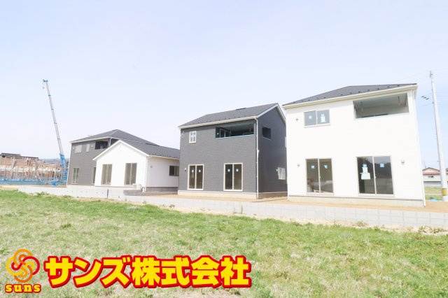 大玉村玉井字馬場　　　３号棟　　　玉井小学校、大玉中学区の外観|北東側から見た駐車場を含む外観