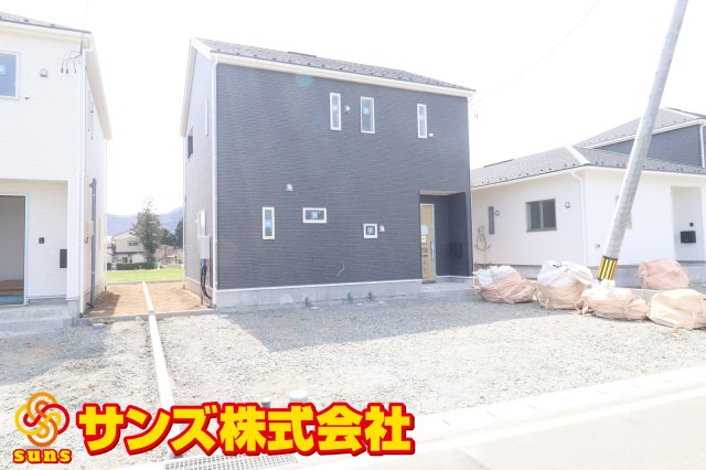 大玉村玉井字馬場　　　３号棟　　　玉井小学校、大玉中学区の外観|北東側から見た駐車場を含む外観