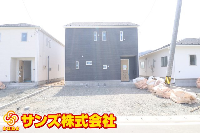 大玉村玉井字馬場　　　３号棟　　　玉井小学校、大玉中学区の外観|北西側から見た駐車場を含む外観