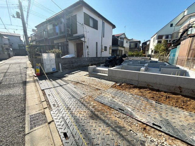 【前面道路含む現地写真】 | 富士見市鶴瀬西3丁目　新築一戸建住宅　全2棟　(ふじみ野店) | スーパー・コンビニ・ドラッグストアが徒歩圏内にあり、食料品や日用品のお買い物に便利です！