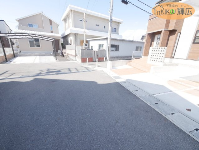 【前面道路含む現地写真】 | 姫路市御国野町御着　中古戸建 | 前面道路６ｍ
