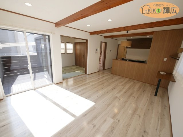 【居間・リビング】 | 姫路市御国野町御着　中古戸建 | １６帖