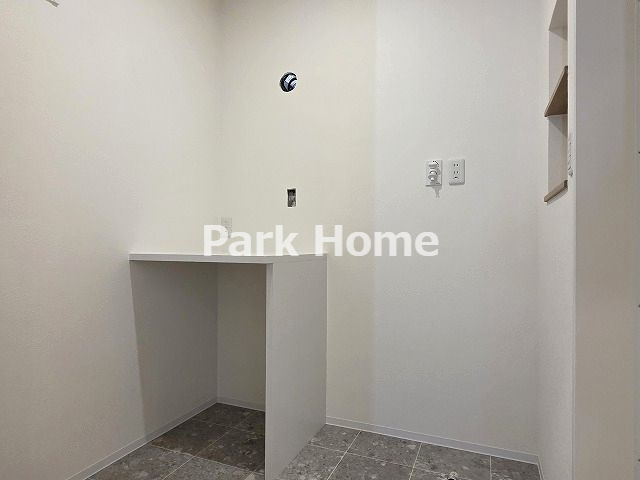 高知市福井町 -E号地- 新築戸建ての脱衣所|脱衣場＆ﾗﾝﾄﾞﾘｰﾙｰﾑ（＊ガス衣類乾燥機『幹太くん』を設置）