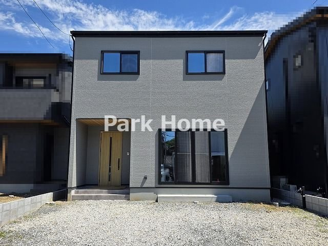 高知市福井町 -E号地- 新築戸建ての外観|閑静な住宅地に調和する落ち着いた色彩の外観フォルムで、周辺の緑豊かな環境とも優しく馴染んでいます。