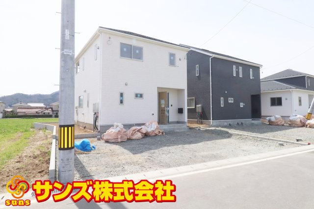 大玉村玉井字馬場　　　４号棟　　　玉井小学校、大玉中学区の外観|北側から見た駐車場を含む外観