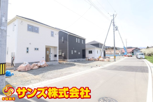 大玉村玉井字馬場　　　４号棟　　　玉井小学校、大玉中学区の外観|北東側から見た駐車場を含む外観
