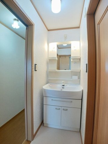 ヴィラージュⅣの洗面所|忙しい朝には欠かせない洗面所です