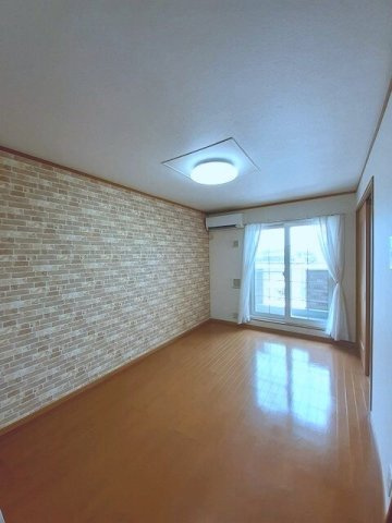 ヴィラージュⅣの居間・リビング|こちらの居間で趣味の時間をお楽しみください