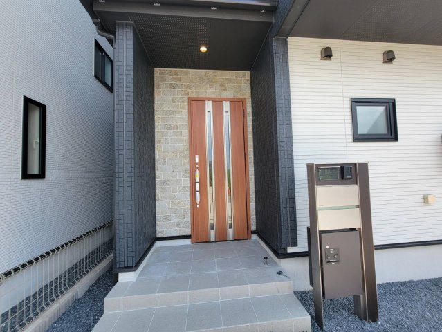 【ブルーミングガーデン】宇都宮市鶴田町 第5 全6棟の玄関|〇6号棟〇
モニター付きインターホンで不審者の侵入や空き巣を抑止！
さらに宅配ボックスがあれば、対面せず荷物を受け取れるため、お子様の留守番時など防犯面で安心です♪
※2026年6月撮影