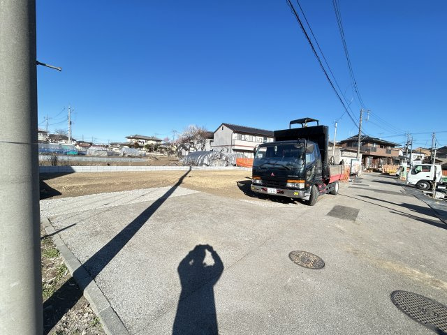 【ブルーミングガーデン】宇都宮市鶴田町 第5 全6棟の前面道路含む現地写真|〇只今分譲中〇
学校、スーパー、コンビニも徒歩圏内にございますので便利な住環境です。
建築中の時点から周辺環境をチェックすると、実際に住んだ時の生活イメージが湧きやすくなります♪
※2026年2月撮影