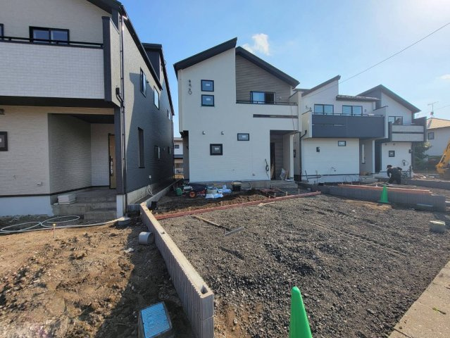 【ブルーミングガーデン】宇都宮市鶴田町 第5 全6棟の外観|〇只今分譲中〇
学校、スーパー、コンビニも徒歩圏内にございますので便利な住環境です。
建築中の時点から周辺環境をチェックすると、実際に住んだ時の生活イメージが湧きやすくなります♪
※2026年2月撮影