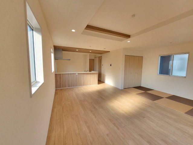 【ブルーミングガーデン】宇都宮市鶴田町 第5 全6棟の居間・リビング|〇6号棟・18帖リビング〇
光が隅々まで届く開放的なリビング♪
お子様の遊び場やワークスペースを設けても圧迫感がなく、多目的に使える贅沢なゆとりを叶えました☆
※2026年6月撮影