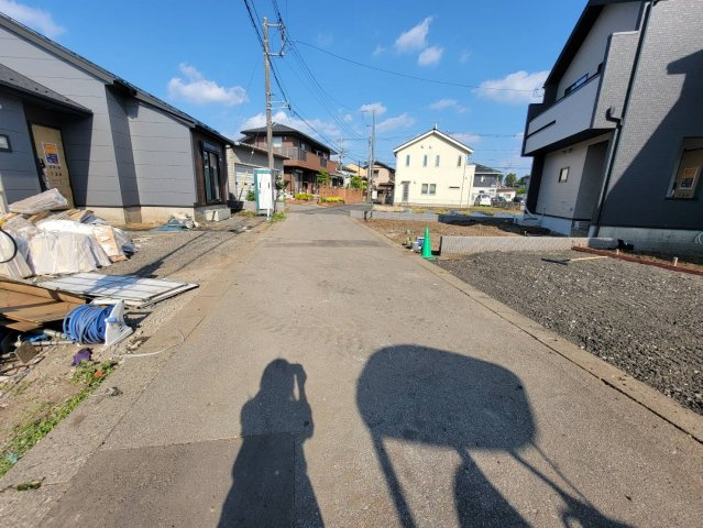 【ブルーミングガーデン】宇都宮市鶴田町 第5 全6棟の前面道路含む現地写真|〇只今分譲中〇
接道は北側 位置指定道路、幅員約4ｍです。
※2026年2月撮影
