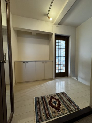 【玄関】 | グランドメゾン仰木の里六番館 | 不自然なところはAIで一部消去しているため