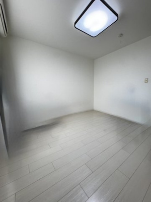 【洋室】 | グランドメゾン仰木の里六番館 | 不自然なところはAIで一部消去しているため