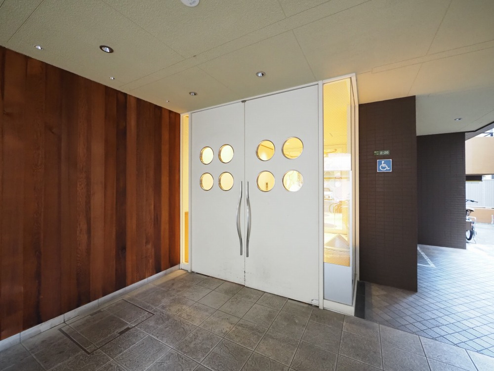 大阪市北区国分寺２丁目の賃貸マンションのエントランス