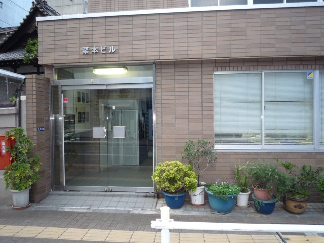 栗本ビルのエントランス