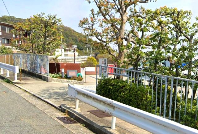 カトレア岡本壱番館の駐車場|低層の一戸建てを中心とした街並みが整然と続き、周辺は高い建物が建っていないので、採光や開放性に恵まれ、空が広く緑の多い閑静な趣を感じる環境です。
