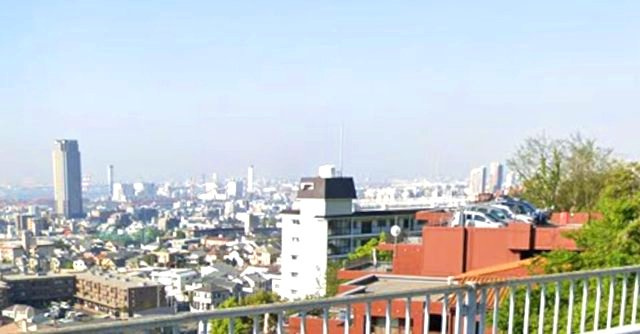 カトレア岡本壱番館の外観|高台に位置しているため景観が良く、緑豊かです
