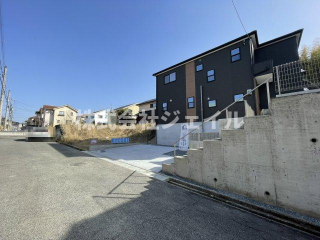 新築戸建　京地４丁目の前面道路含む現地写真