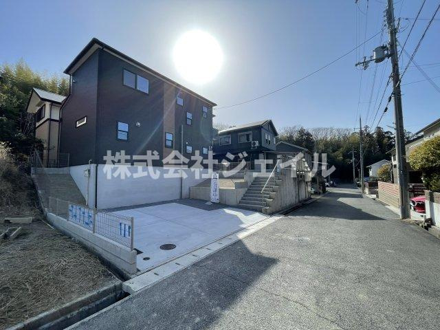 新築戸建　京地４丁目の前面道路含む現地写真