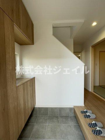 新築戸建　京地４丁目の玄関