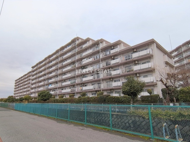 越谷ファミリータウンD棟の外観