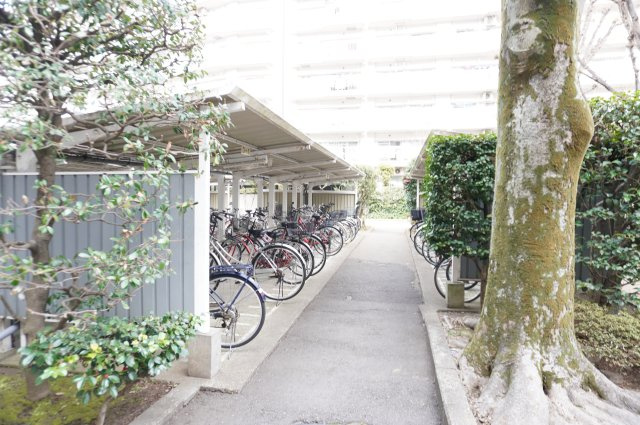 越谷ファミリータウンD棟の駐輪場