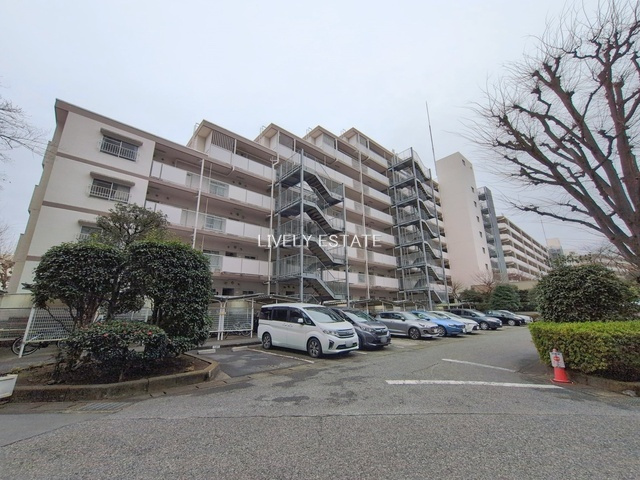 越谷ファミリータウンD棟の外観