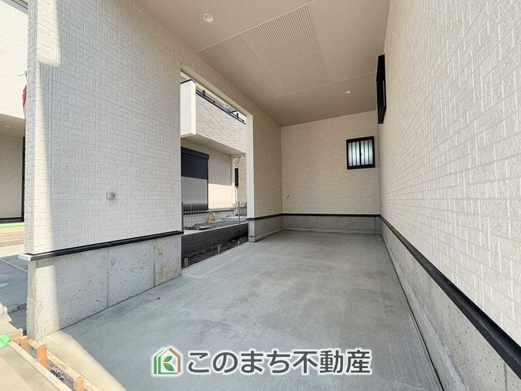 ブルーミングガーデン宇都宮市住吉町　4号棟の駐車場|ビルトインタイプの駐車スペースを確保。雨風から大切なお車を守りやすく、荷物の積み下ろしにも便利です。前面道路との高低差が少なく、駐車もスムーズ。※車種・サイズは現地要確認。