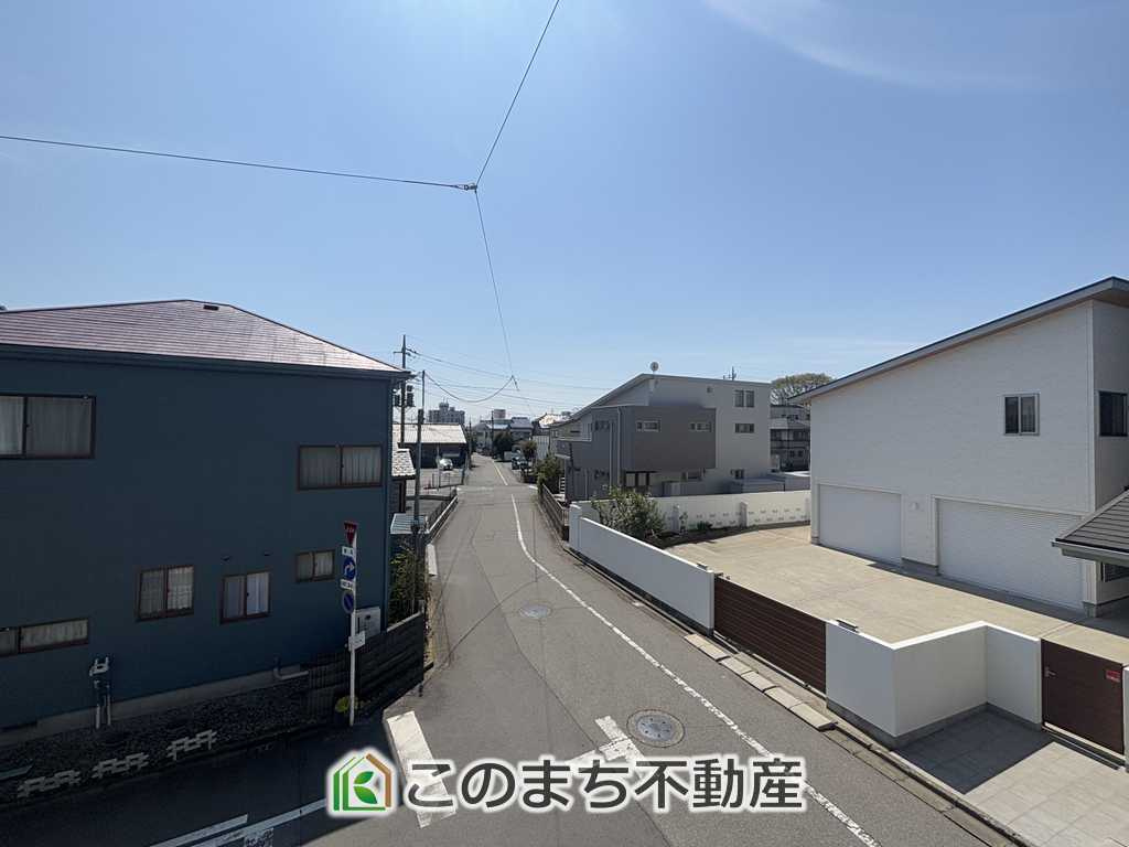 ブルーミングガーデン宇都宮市住吉町　4号棟の展望|周辺は低層住宅が建ち並ぶ落ち着いた住環境。前面に大きな建物が少なく、空の広がりを感じられる開放的な眺望です。陽当たり・通風にも配慮された立地です。