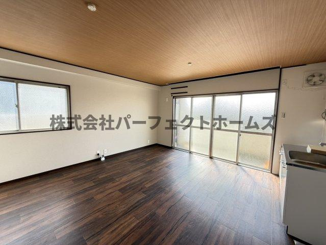 国松町戸建　賃貸の居間・リビング|使いやすいリビングです