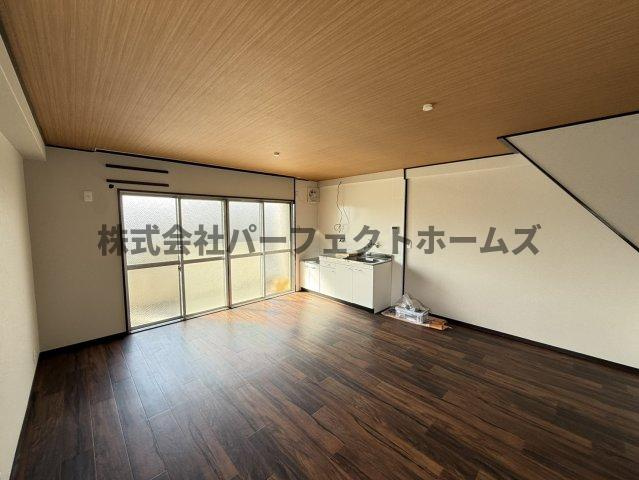 国松町戸建　賃貸の居間・リビング|居間です