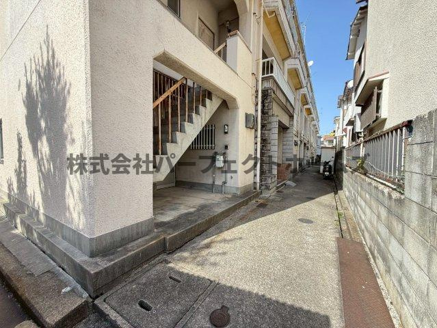 国松町戸建　賃貸のエントランス|ゆとりのあるエントランスです