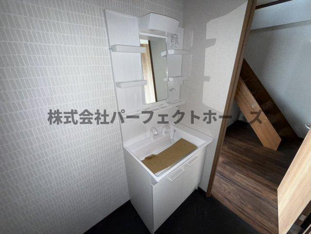 国松町戸建　賃貸の独立洗面台|独立洗面化粧台が付いています