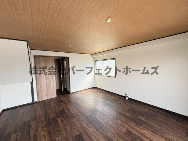 国松町戸建　賃貸の居間・リビング|ゆったりとした居間です