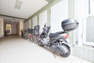 【駐車場】 | バイク置き場。空き区画の有無や駐輪料金、サイズおよび排気量規定などについては、改めてお問い合わせください。～即日のご見学可能～　お問合せはお気軽にどうぞ。
