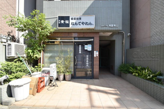 【エントランス】 | お客様を、そして住人を出迎えてくれるマンションのエントランス。ゴミが落ちていないことからも、管理状態の良さや住民の節度の高さが見て取れます。～即日のご見学可能～　お問合せはお気軽にどうぞ。
