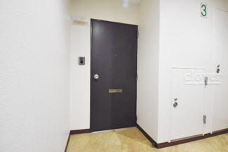 【その他共用部分】 | 皆様をお迎えする、お部屋の玄関ドア。開けやすさや開放角度、ドアノブの操作しやすさや鍵の形状などを、現地で一度ご確認ください。～即日のご見学可能～　お問合せはお気軽にどうぞ。