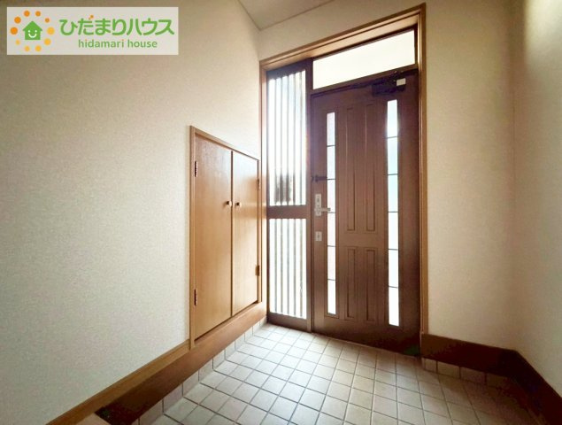 常陸太田市幡町　中古戸建の玄関|小窓が付いているドアなので明るいスペースになっています♪