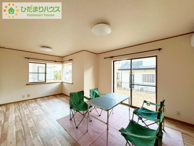 常陸太田市幡町　中古戸建の居間・リビング|お子様が元気に遊べる広々としたリビングです。