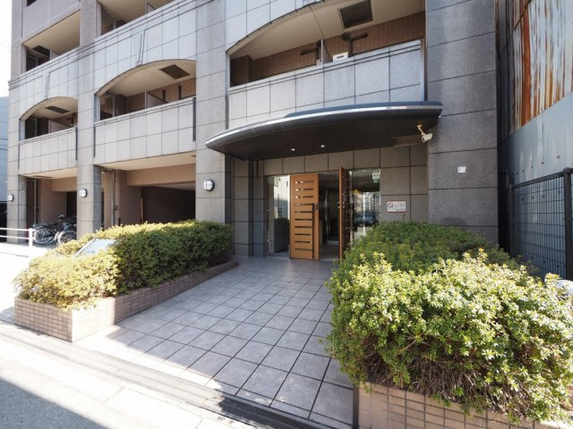 大阪市中央区内淡路町３丁目の賃貸マンションのエントランス