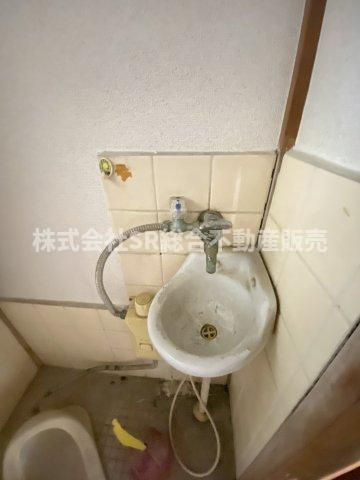 六万寺町1丁目中古戸建のトイレ|トイレには手洗い場もあります。