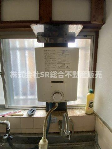 六万寺町1丁目中古戸建のキッチン|瞬間湯沸かし器があります！