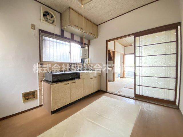 六万寺町1丁目中古戸建のキッチン|明るいダイニングキッチンで、風通しも良いです！