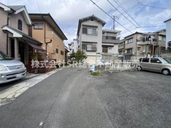 六万寺町1丁目中古戸建の前面道路含む現地写真|目の前が月極駐車場です！